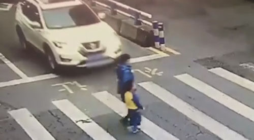 A little boy is ready to fiercely stand up for his mother - Children, Road accident, Courage, Rage, China, Video