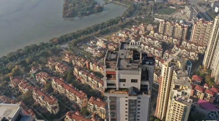 An enterprising Chinese illegally built a three-story penthouse on the roof of a skyscraper - China, Chinese, Penthouse, Humor, Interesting, Samostroy