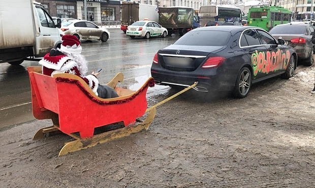 In Kazan, 6 fines were issued for the ride of “Father Frost” in a sleigh pulled by a Mercedes. - Motorists, Sled, Father Frost, New Year, Kazan, Tatarstan, Russia, Video