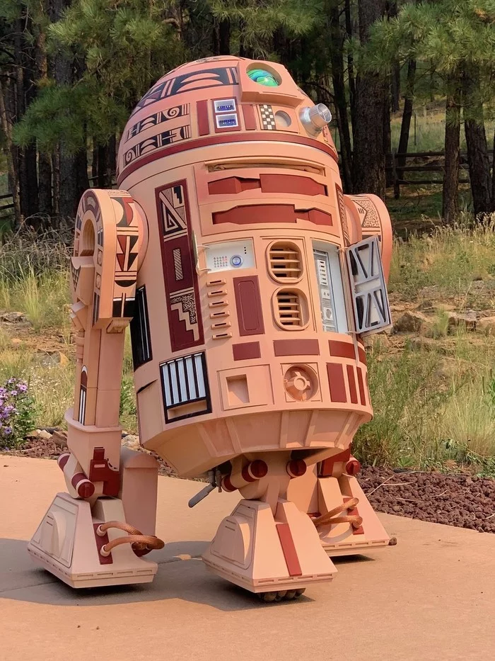 Grown-up R2D2 on a walk - R2-D2, Robot, Star Wars
