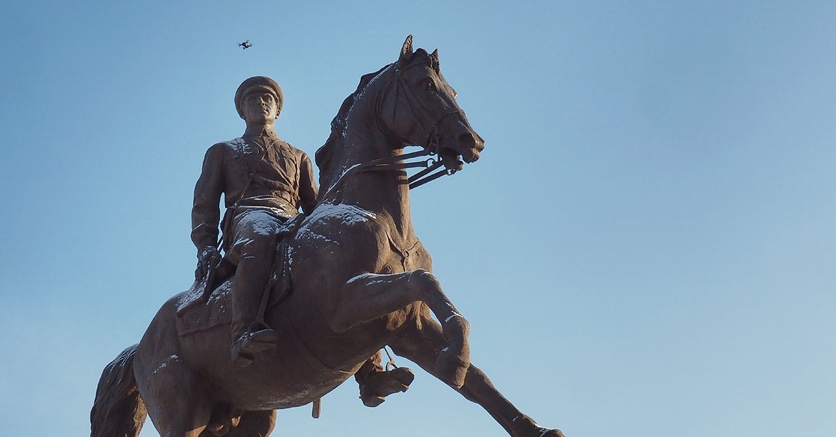 Памятник рокоссовскому. Памятник Рокоссовскому в Улан-Удэ. Памятник маршалу Рокоссовскому в Улан Удэ. Памятник Константину Рокоссовскому Улан Удэ. Рокоссовский Константин Константинович памятник.