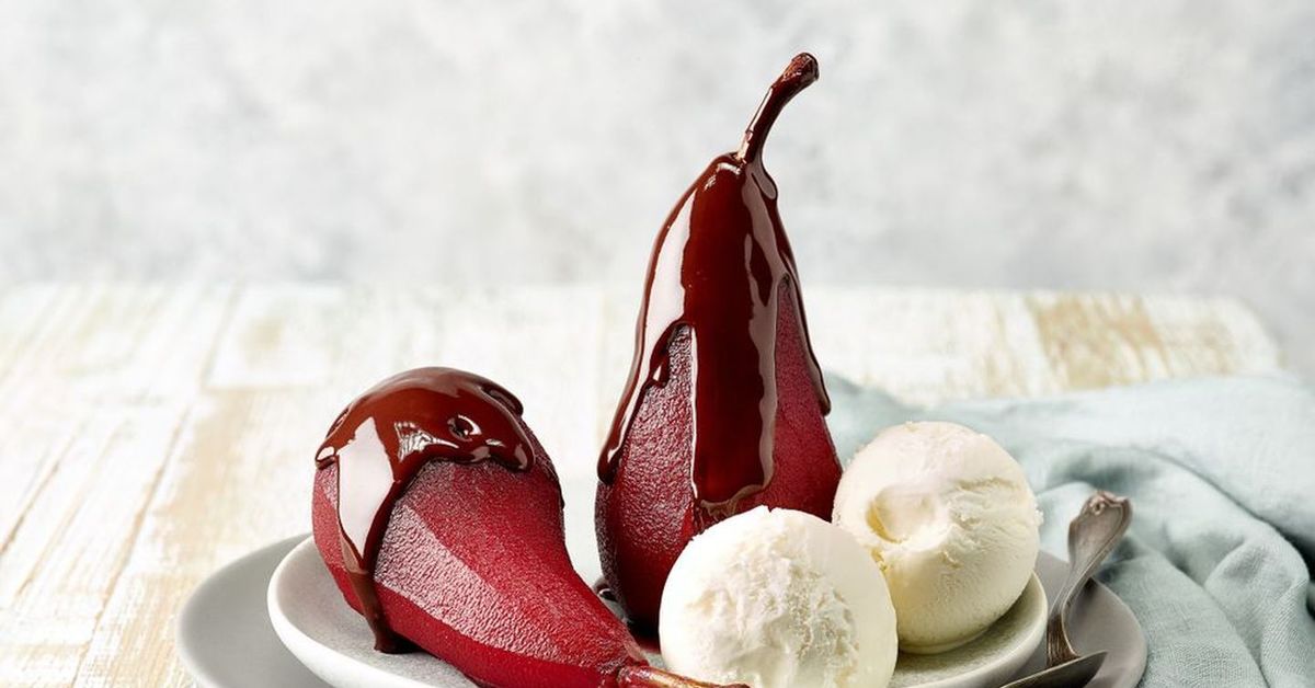 Груши в вине десерт. Груша в красном вине. Груша в вине. Десерт с грушей. Груша в красном вине.