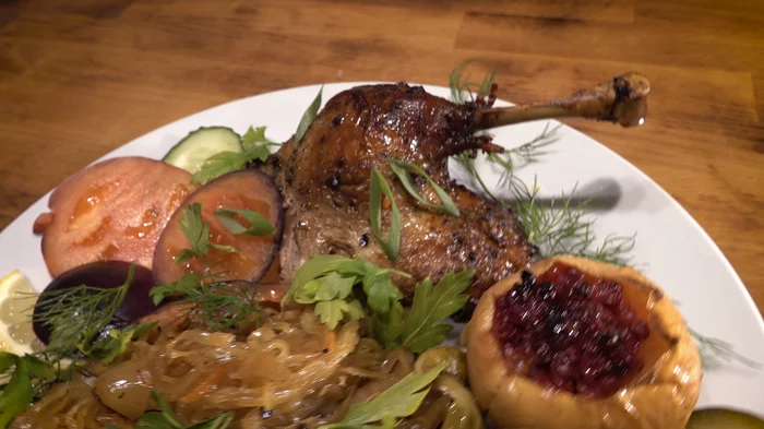 Duck with apples in the oven - My, Food, New Year, Christmas, Video recipe, Recipe, Duck, Yummy, Longpost, Cooking