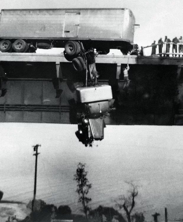 История одной фотографии: спасение повисших водителей, 1953 год Вирджиния, канат, Семья, кабине, получил, случай, когда, премию, снимок, мосту, счастливо, просрочена, разрешившегося, сделать, инцидентаПосле, проявки, женщине, домохозяйка, помешало, обрадовалась