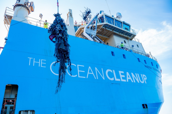 «Ocean Cleanup» завершил первую успешную миссию по сбору пластика из Большого Тихоокеанского мусорного пятна - Экология, Мусор, Пластик, Переработка мусора, Океан, Технологии, Длиннопост