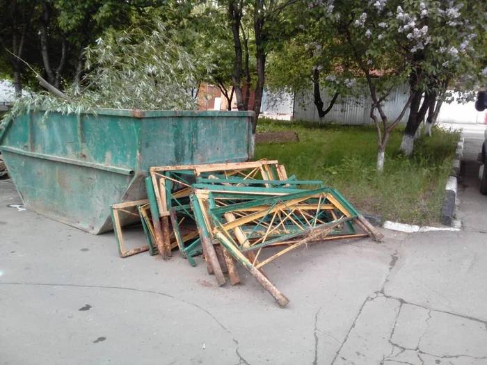 Спрячь за высоким забором газончик, Вытопчут вместе с газоном Благоустройство, Подмосковье, Газон, Парковка, Как в Европе, Двор, Длиннопост