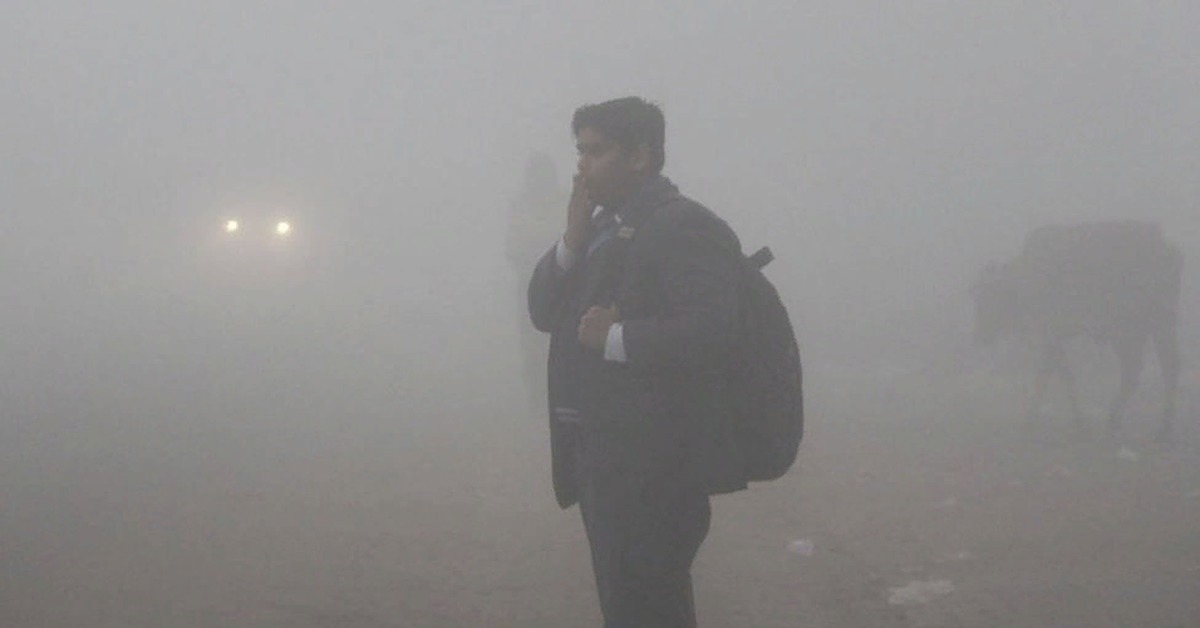 Плотная пелена. Нью-Дели густой туман. Человек идущий в густой туман. Наблюдение за туманом школьники. Во сколько человек туман ходит.