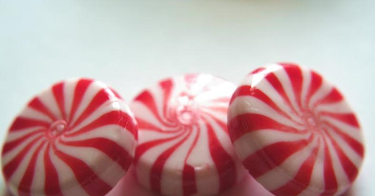 Красные карамельки. Конфеты леденцы. Круглые конфеты. Круглые леденцы конфеты. Полосатые конфеты круглые.
