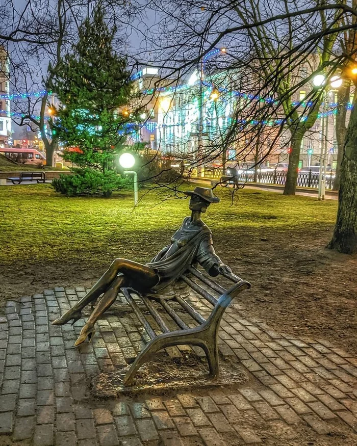 The stranger is bored... - Minsk, The photo, Sculpture, City's legends, From the network