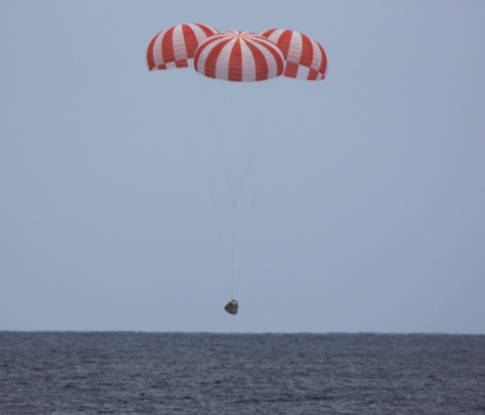 Корабль Dragon успешно приводнился в заданном квадрате Тихого океана!