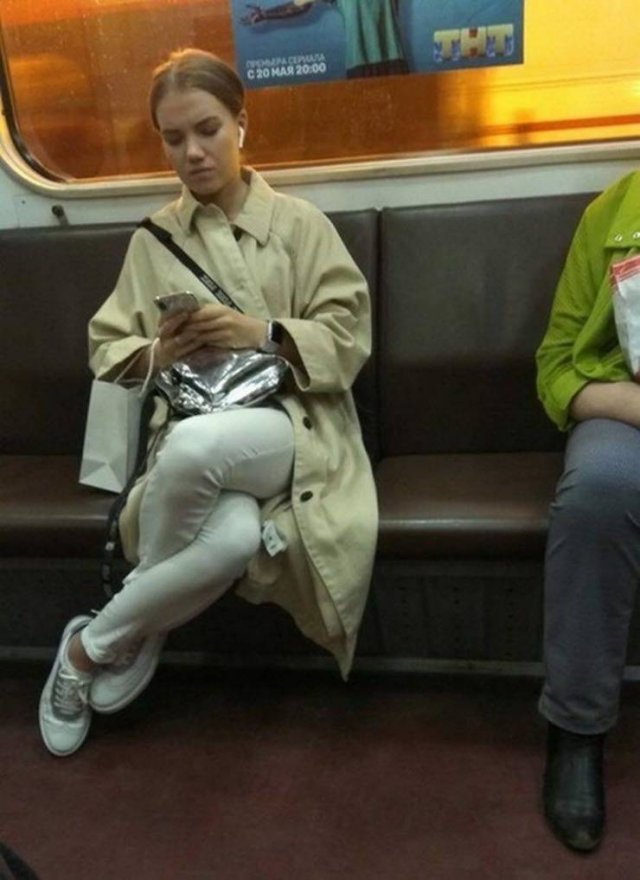 Got tangled up - Girls, Legs, Metro