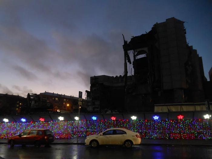 The dilapidated cinema center Nightingale (Moscow) in festive illumination - My, Nightingale Cinema, Cinema Center, Nightingale, Demolition