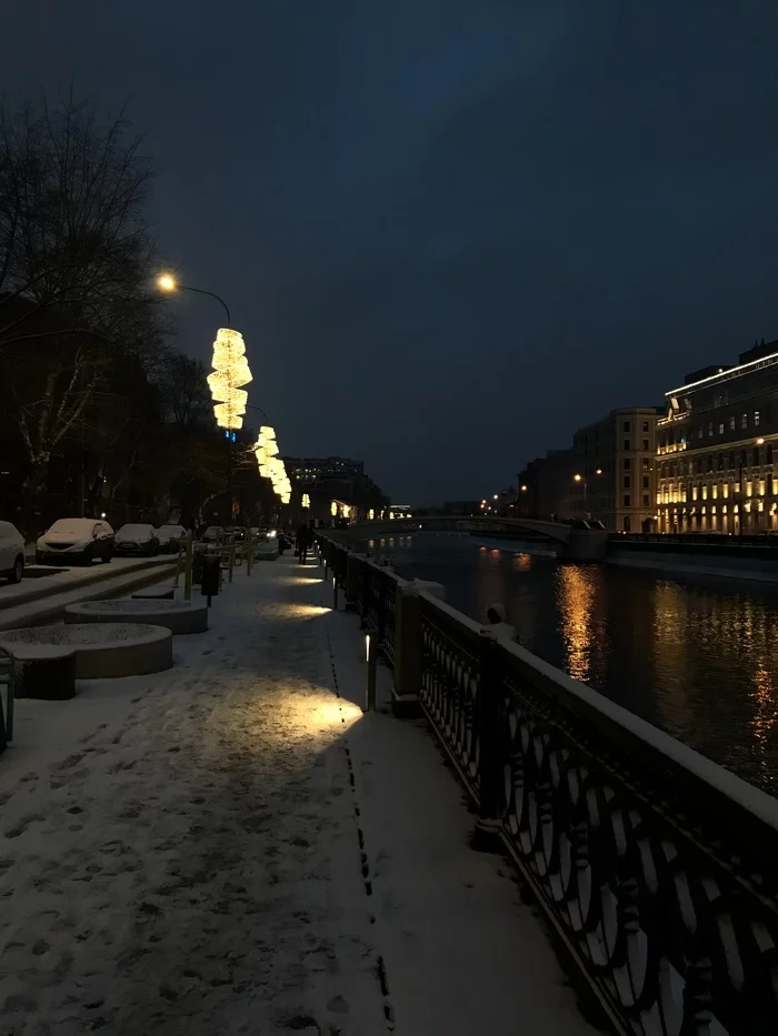 Lanterns on the embankment - My, Embankment, The photo, Moscow, Mobile photography, Lamp