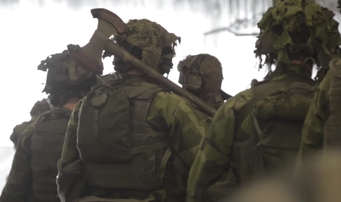 Шведские солдаты имеют боевые топоры