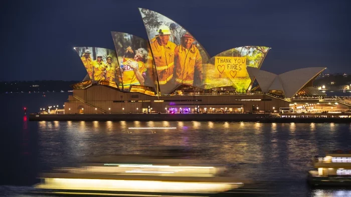 Thank you, firefighters! - Australia, Fire, Firefighters, Sydney Opera House, Sydney, Support, Gratitude, Video