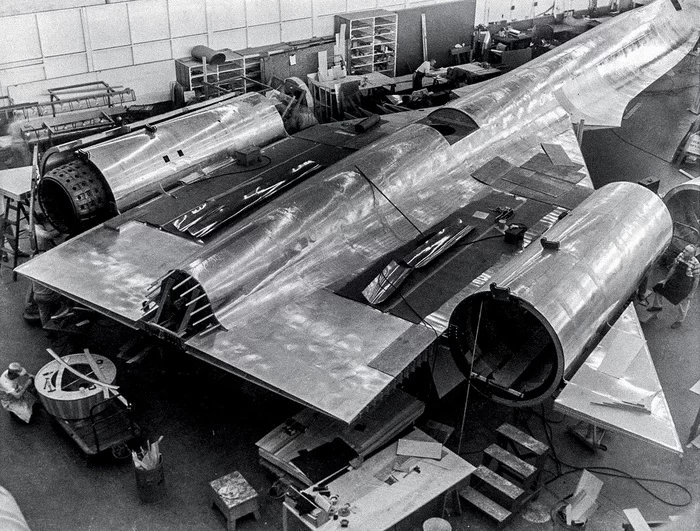 Lockheed SR-71 Blackbird assembly, 1960s - Retro, The photo, Blackbird, Aircraft construction, Aviation, Reconnaissance aircraft, Airplane