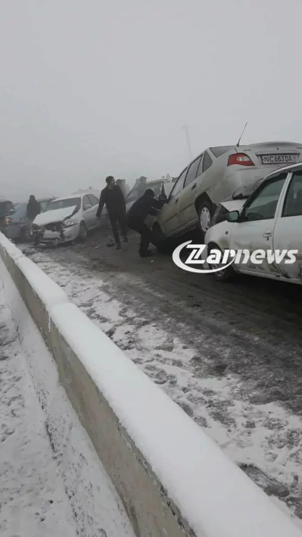 Snow fell in Uzbekistan - Uzbekistan, From the network, Longpost, Road, Snow, Traffic jams, Road accident