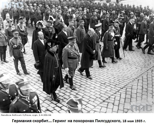 Grieving Hitler at Pilsudski's tomb - The Second World War, Adolf Gitler, Pilsudski, Poland, Germany, Story, Allies, The photo, Longpost