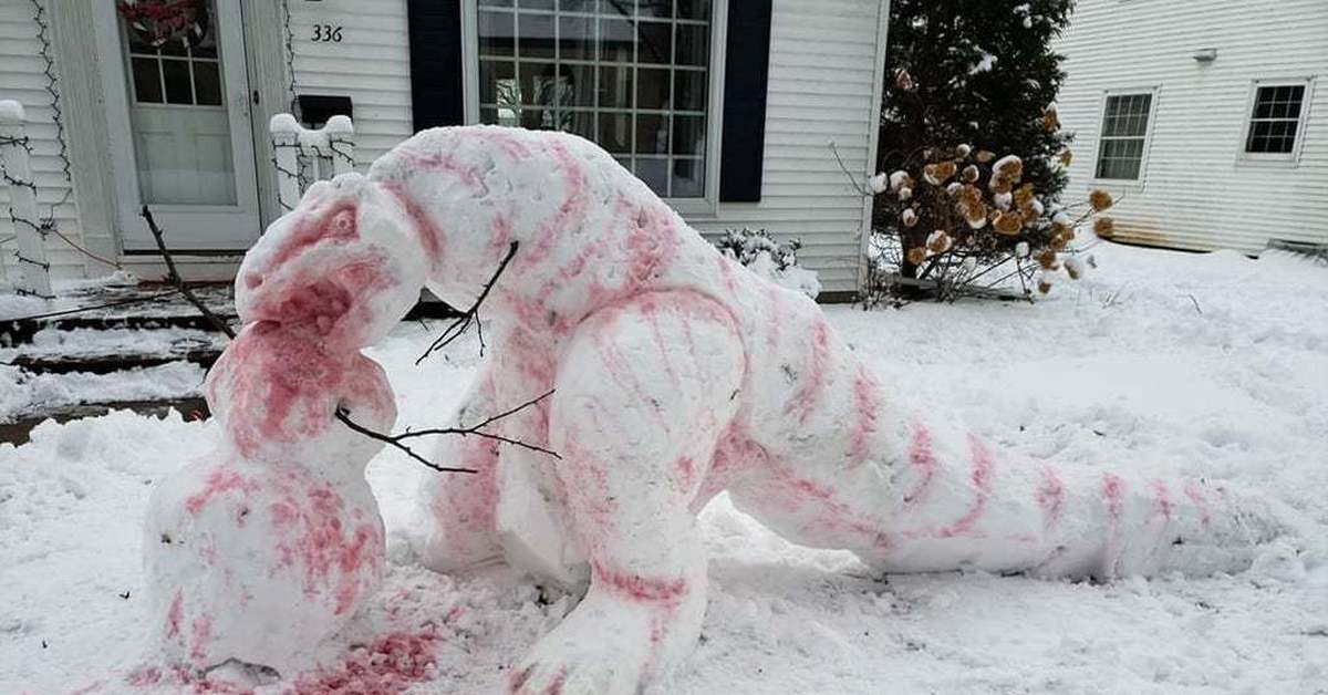 Делаем динозавра из снега. Динозавр в снегу. Дымковская игрушка из снега. Постройки из снега в детском саду на участке. Фигуры из снега дракон.