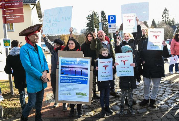 Demonstrations of supporters and opponents of the construction of Tesla Gigafactory 4 in Germany - Tesla, Germany, Gigafactory, Rally, Brandenburg, Demonstration, Longpost, news