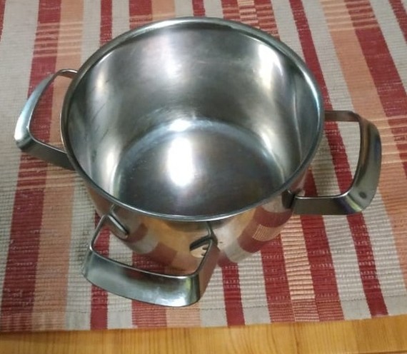 Why does the pan need a third handle? - Pan, Question, Finland, Video, Longpost