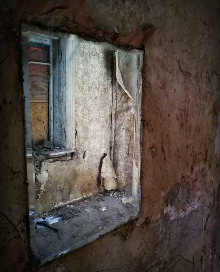 Зеркало на стене Зеркало, Разруха, Дом, Нежилое помещение