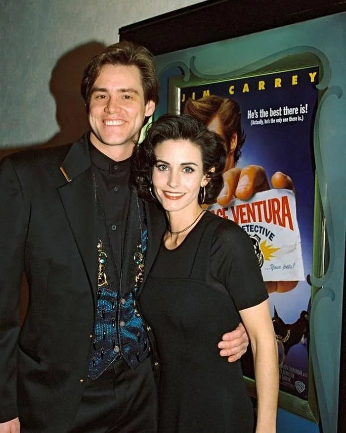 Jim Carrey and Courteney Cox at the premiere of ACE VENTURA: PET DETECTIVE (1994) - Jim carrey, Courteney Cox, Ace Ventura, Comedy, Actors and actresses, Celebrities, 90th