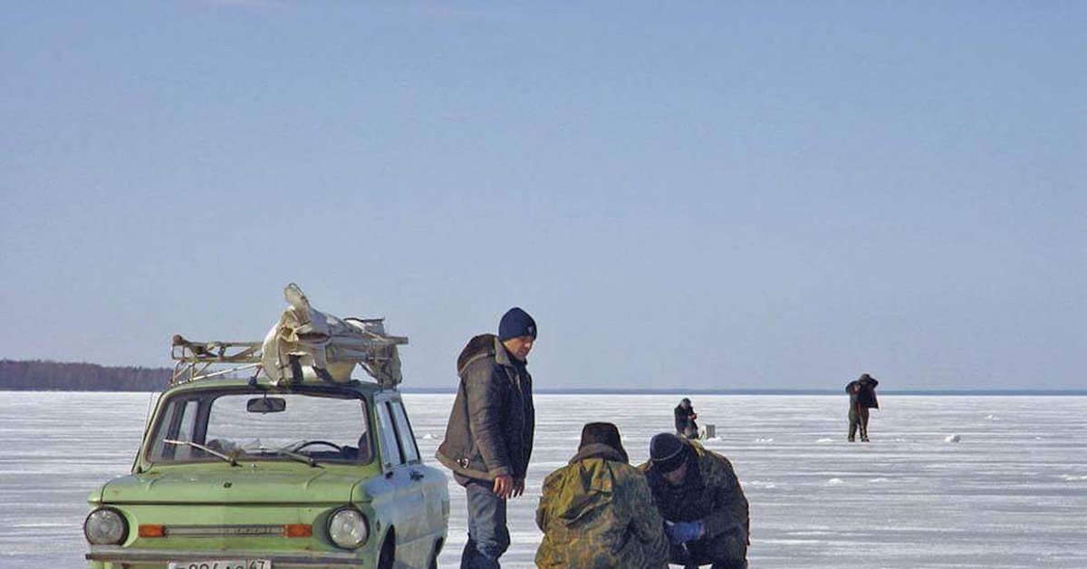 Авто рыбалка. Авто для зимней рыбалки. Автомобиль рыбака. Машины на льду на зимней рыбалке. Рыбак лед машина.