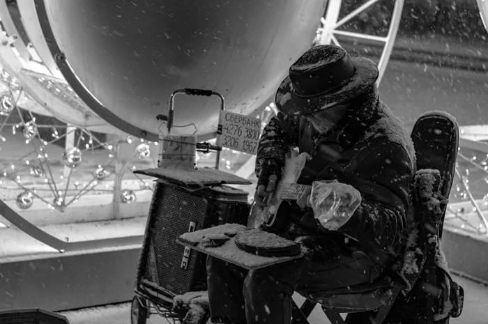 Snowfall - My, Snowfall, Street musicians, guitar player, Package, The photo