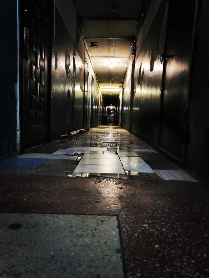 Entrance - Kripota, Evening, Photo on sneaker, Corridor, Tile, Devastation