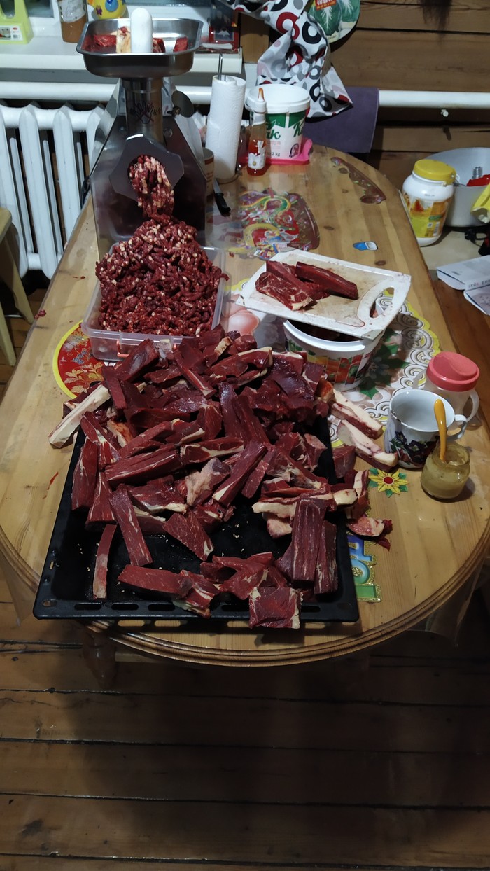 Мама готовит что то вкусное