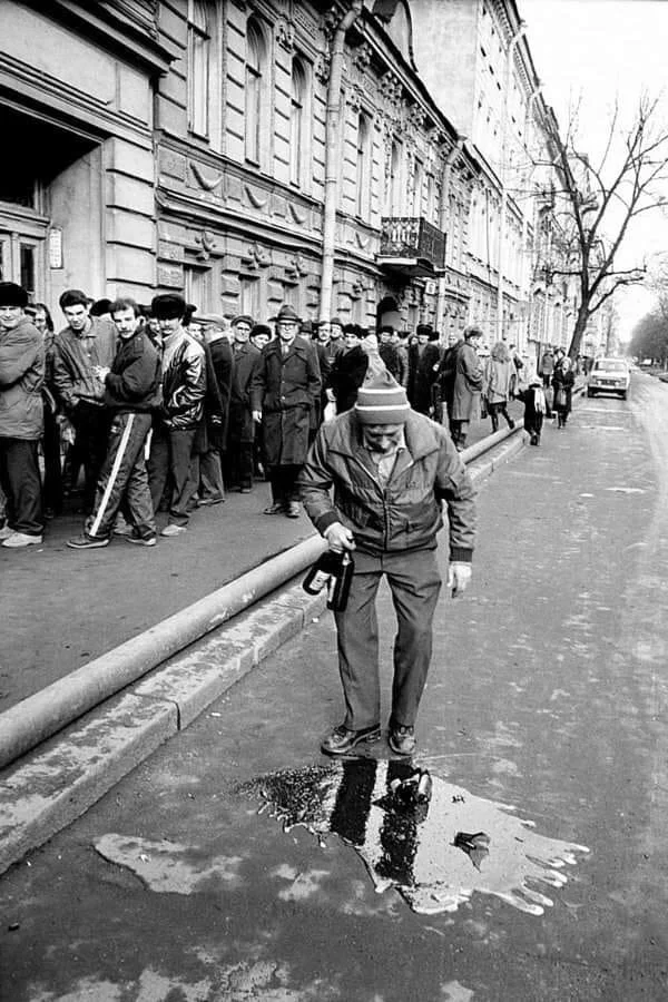 A bottle of port broke on a stone... - Black and white photo, Wine shop, Queue, Tragedy, the USSR, Alcohol