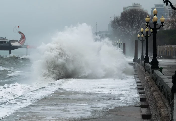 Element - My, The photo, Storm, Element, Yalta, Embankment, Video, Longpost