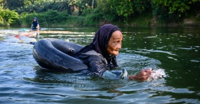 80-year-old women from Sulawesi swim 3 km to get drinking water - Copy-paste, Drinking water, Old men, Salary, Sulawesi, From the network, Longpost, Picture with text