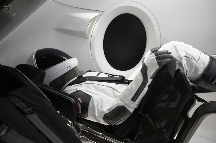 Space Adventures     SpaceX       Crew Dragon