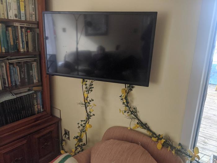 How a 79-year-old woman solved her cable problem aesthetically - TV set, Cable, Flowers, Decoration, Interior