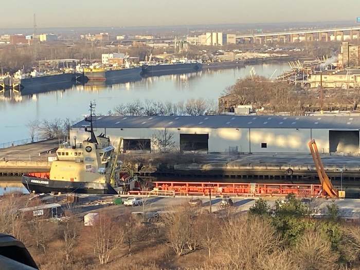 Корабль Commander пришёл в порт с пустой палубой