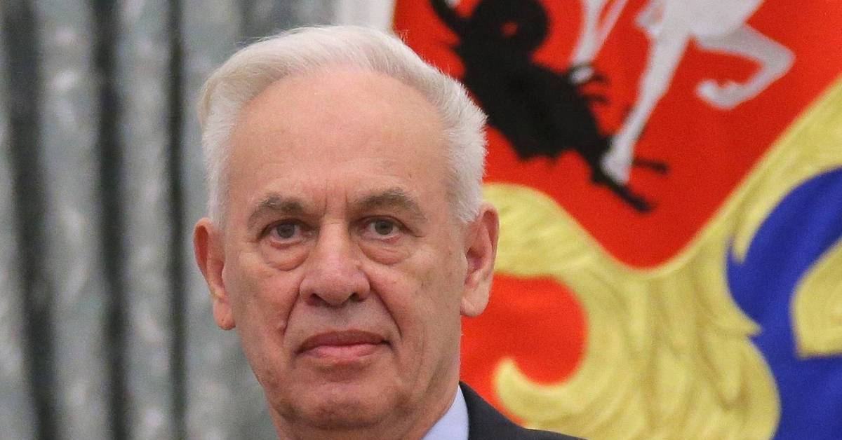 Роллан гургенович мартиросов. Награждение президентом. Мартиросов роллан могила. Стол генерального конструктора су. Роллан гургенович мартиросов.