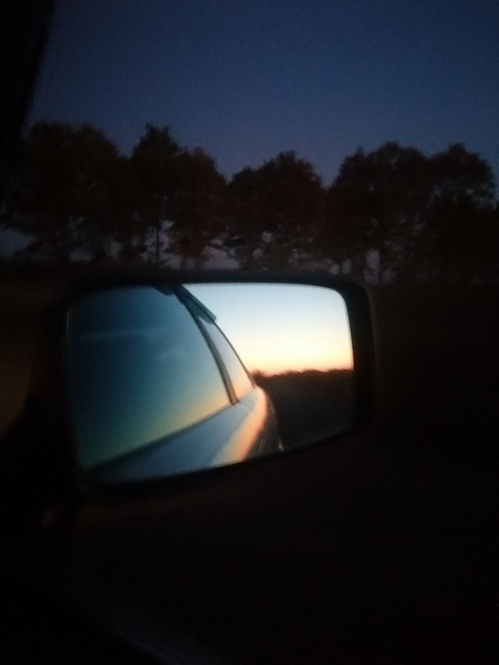 Закат в зеркале заднего вида