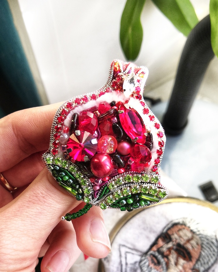 Я сделала брошь из бисера "Гранат"