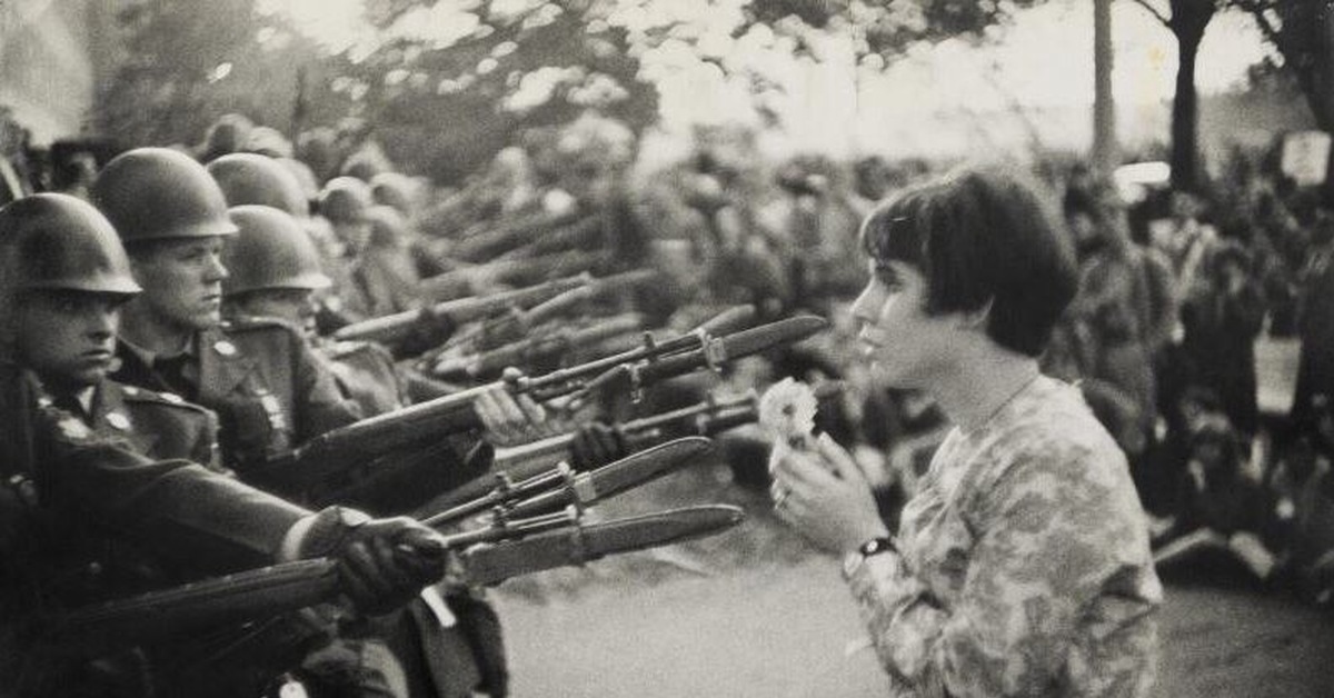 Советские солдаты в чехословакии. Иан берри. Дева 1968 года. Дева 1968 года. Советские солдаты в чехословакии.