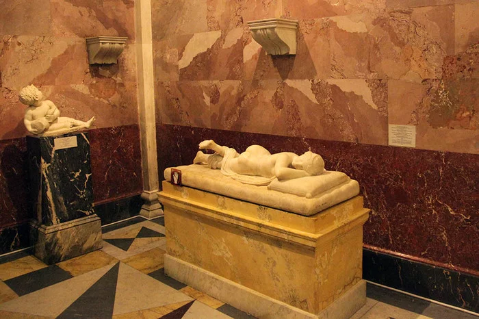 In Er-mi-the same empty place, you-grew-la ka-empty! - My, Hermitage, Mask, Sculpture, Saint Petersburg, Longpost