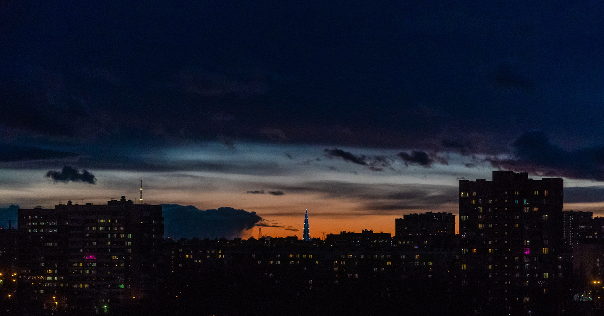 Вечер 14.04 24. Окно на Вечерний Санкт Петербург. Фото 2112 года город Санкт Петербург вечером с балкона.