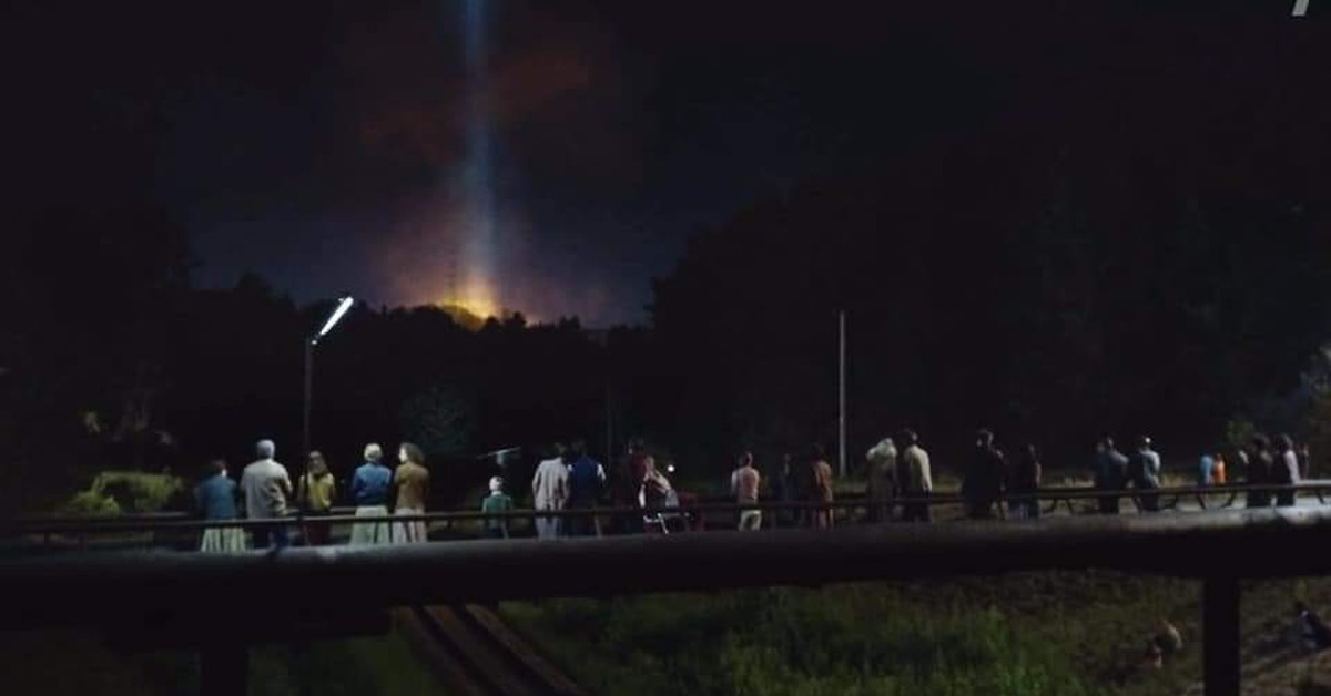 Свечение в чернобыле после взрыва. Столбы света над АЭС Чернобыль.
