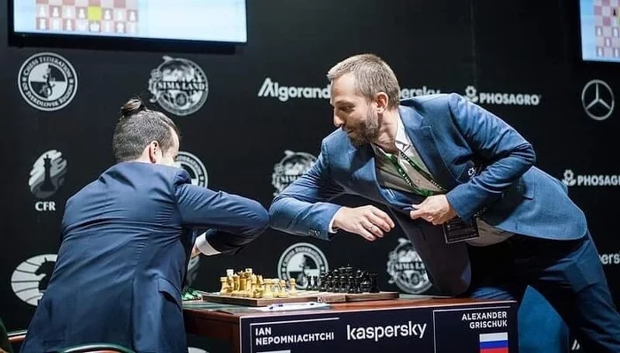 Handshake of chess players during a pandemic - Nepomniachtchiy, Grischuk, Chess, Coronavirus