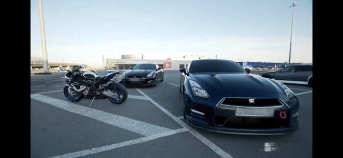 Заруба Nissan GTR 35 vs Porsche 911 vs BMW S1000RR HP4 спортбайк против спорткаров