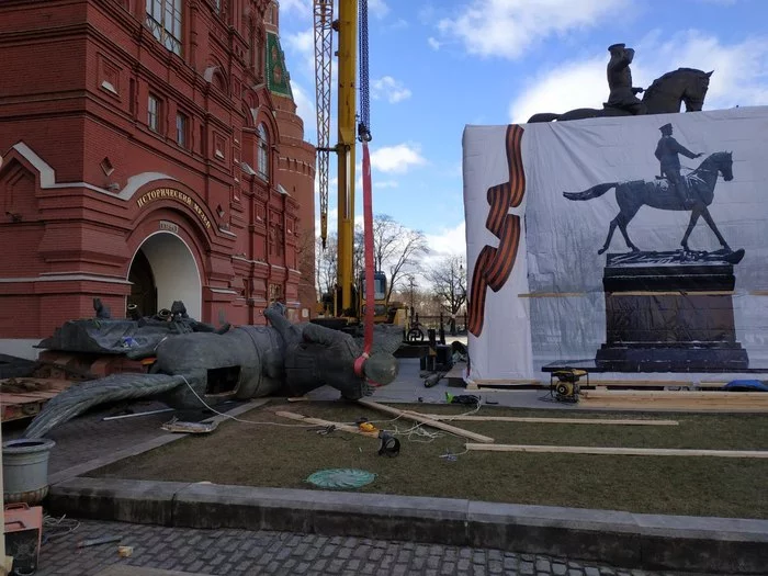 In Moscow, the monument to Zhukov in front of the Historical Museum is being removed and will be replaced with a new one - Monument, Zhukov, Dismantling, Moscow, the Red Square, Longpost, Georgy Zhukov