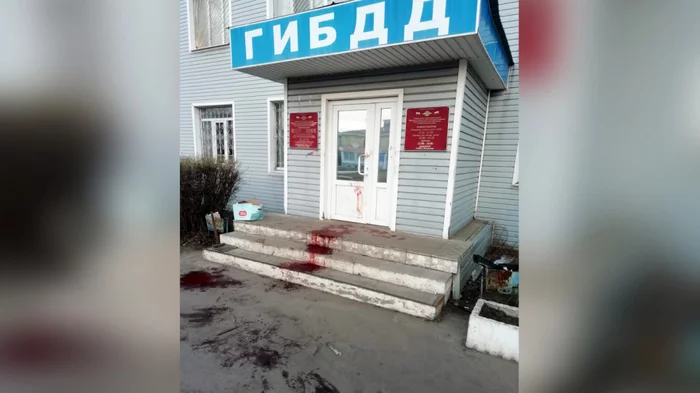 Near Voronezh, the entrance to the traffic police building was filled with blood. - Gai, Police, Voronezh, Negative