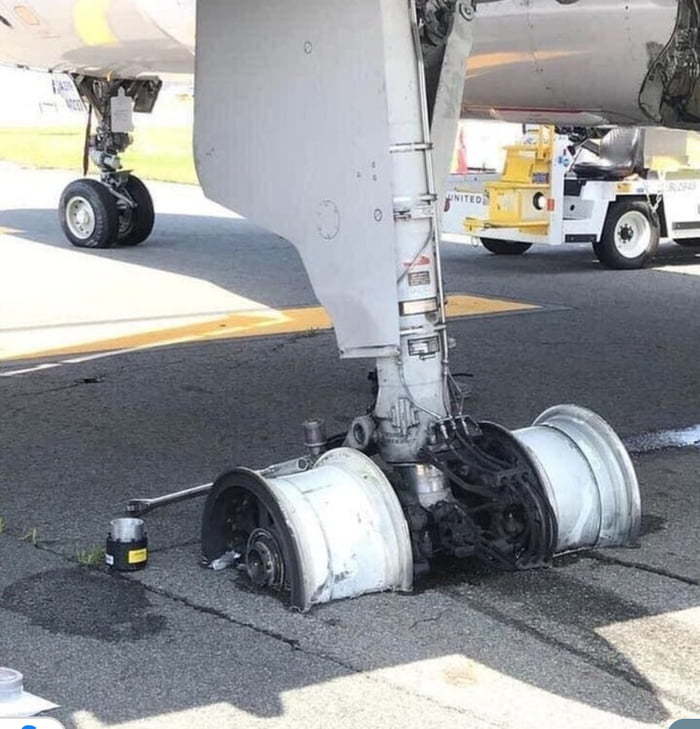 Landing gear after emergency landing - Airplane, Chassis, The photo, Emergency landing
