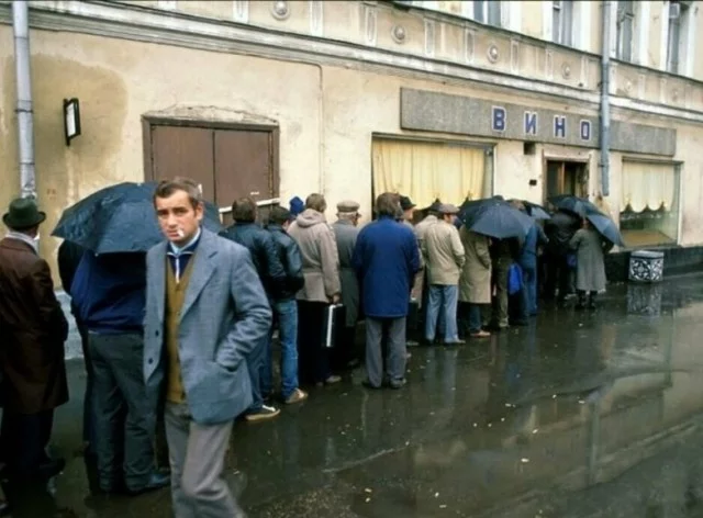 Good photo. And the comments are interesting - Screenshot, Comments, Jean-Paul Belmondo, Queue, Wine shop